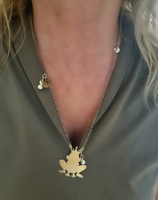 Halskette mit Frosche-Krone und Perlen bicolor